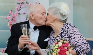 50 лет – золотая свадьба: как отметить и что подарить родителям