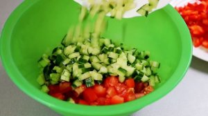 Простой салат с курицей и помидорами