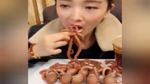 КИТАЙЦЫ ЕДЯТ ОСМИНОГОВ