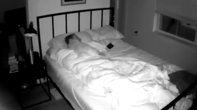 Парень плохо спал и установил камеру. Посмотрев запись, волосы дыбом! смотреть онлайн