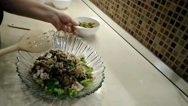 Брокколи, куриная грудка, карри. От этого салата невозможно оторваться.