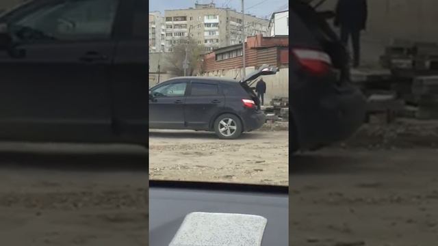 (25.04.2020) г. Саратов, ул. Лунная 43А. Мужчина забирает бордюры смотреть онлайн