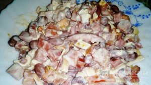Салат с фасолью, копченой колбасой, сыром и помидором