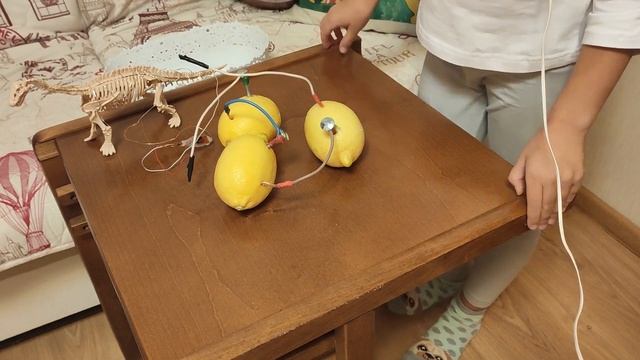Как получить электричество из лимона. Эксперимент смотреть онлайн