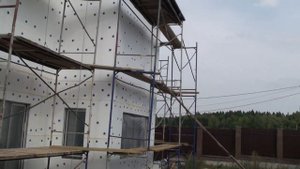 Фасад каркасного дома необходимо оштукатурить, для этого используем систему Ceresit на пенопласте