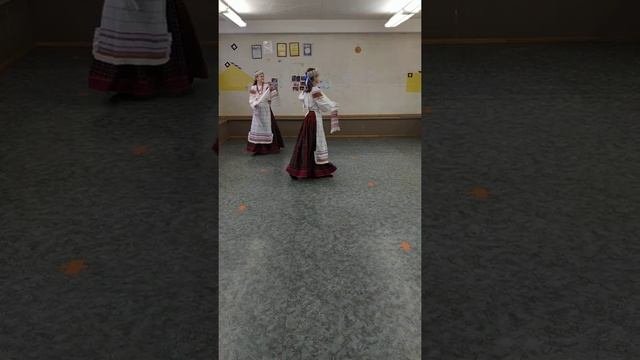 Танец с ручниками.