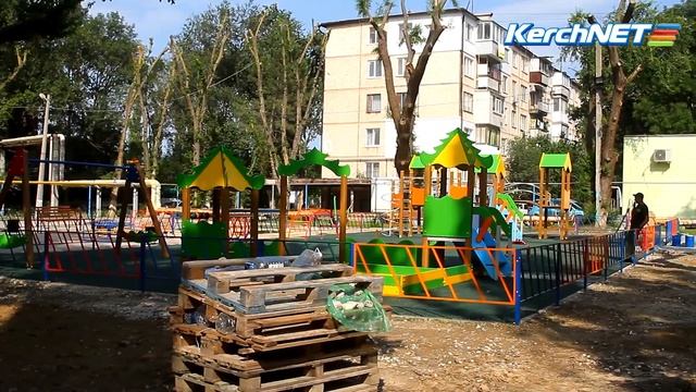 На ул. Большевистской на детской площадке наносят резиновое покрытие смотреть онлайн