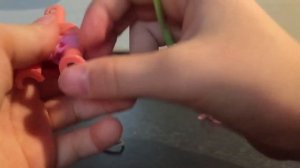 Как сплести воздушный шарик из резинок на рогатке