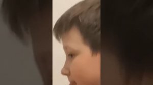 ШОК!!! ШКОЛЬНИК НЮХАЕТ НОСКИ ПОЛТОРЫ МИНУТЫ!!!