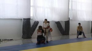 Рукопашный бой 10-ти летняя девочка вырубила соперника !