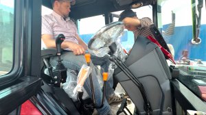 Канадец строит ферму в России. Знакомим его с тракторами Беларус