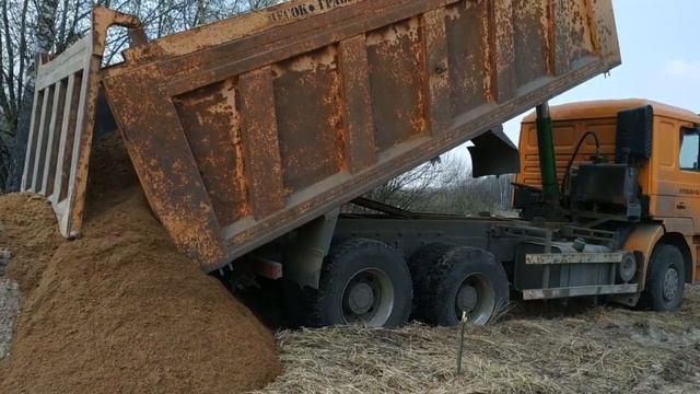 Строительство деревянного дома. Привозим песок и щебень для фундамента. смотреть онлайн