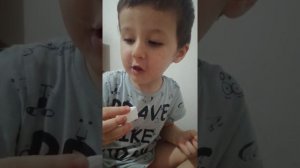 Малыш ест мел природный эко мел.