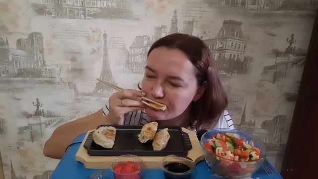 Дамплинги с креветкой и свинина с капустой.
