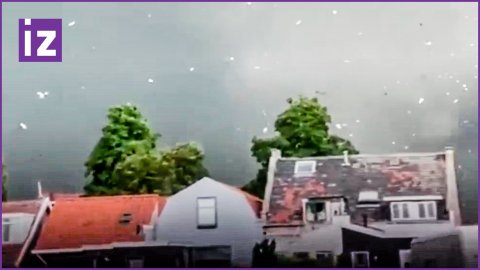Разрушительный смерч в Нидерландах: в воздухе летают крыши домов и деревья / Известия