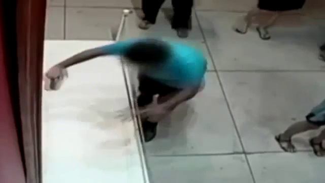 Ребенок проткнул пальцем картину за 1,5 млн долларов смотреть онлайн