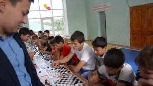 Айнур Шайбаков обыгрывает ребятню