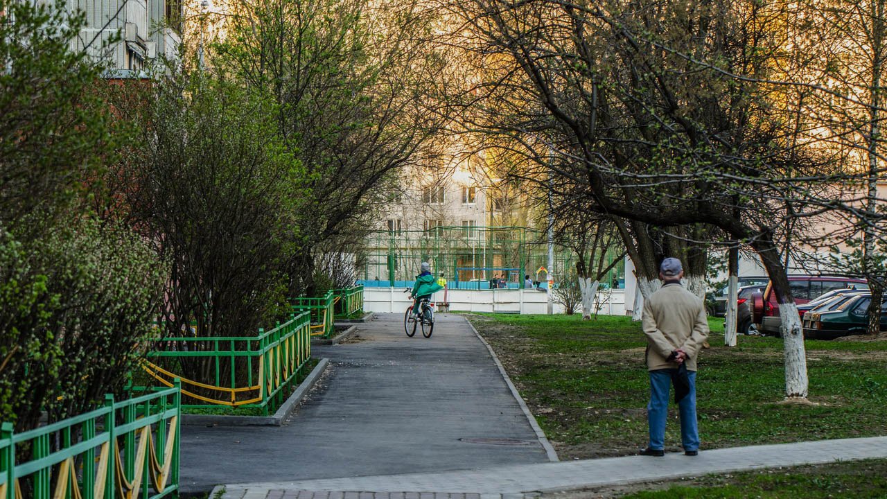 Апрельская прогулка. Детский сад 21 Павлино. Сумасшедшая в Павлино. Сумасшедшая в Павлино ходит.