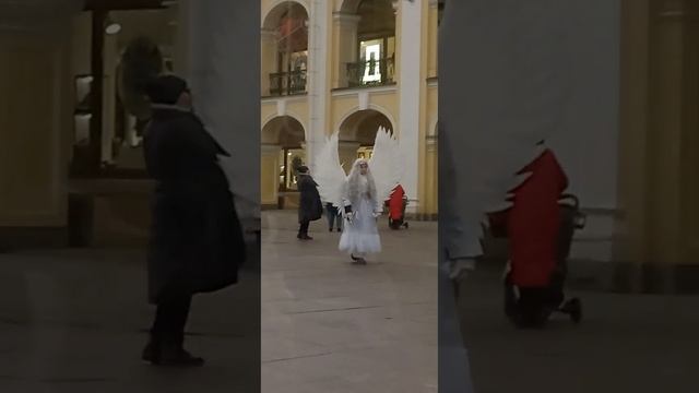 У Гостинного двора уже поставили традиционного Деда мороза ? #питервкармане