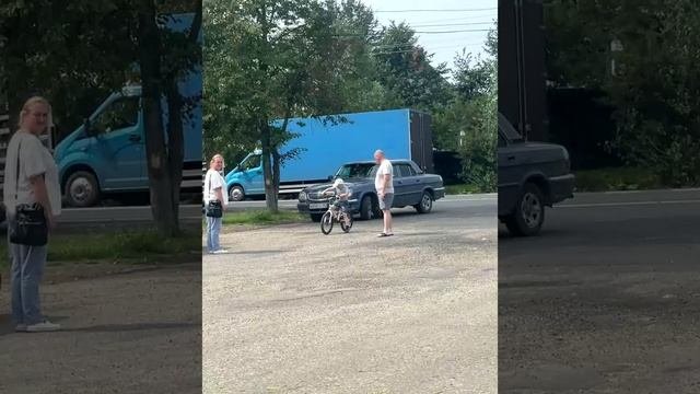 Прошу администрацию принять меры❗️❗️❗️
В д.Ручей ставят фуры на обочину прям у перекрёстка.