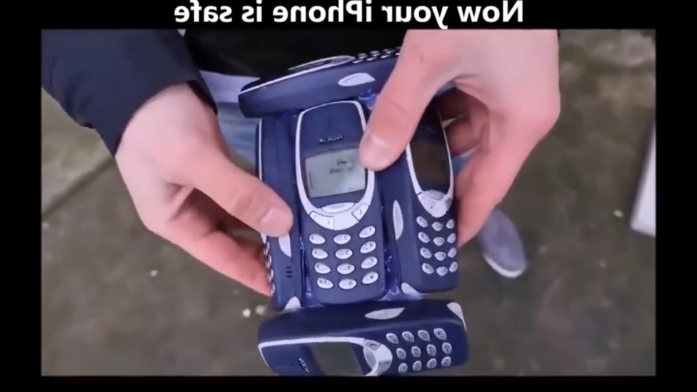 Видео телефона нокиа. Nokia 3310 неубиваемый. Неразбиваемый телефон нокия 3310. Нокиа 3310 2021. Нокиа 3310 с камерой iphone.