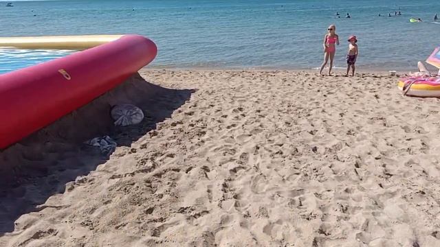 В Евпатории ляпота продолжается! Пляж Лазурный Берег. Чистейшее море! 7 августа 2022. 10 утра. Крым смотреть онлайн