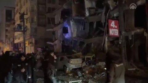 Мощное землетрясение 7,8 балла произошло в Турции