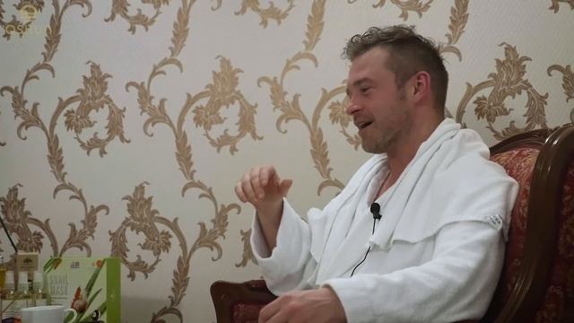 ПАРЕНИЕ В РУССКОЙ БАНЕ НА СЕНЕ, С ЛЕДЯНОЙ КУПЕЛЬЮ ПО ЦАРСКИ - БАНЯ В ГАТЧИНЕ. Спа салон - Oshun смотреть онлайн