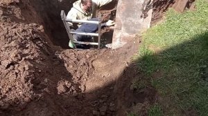 Засыпаем щебень в септик.