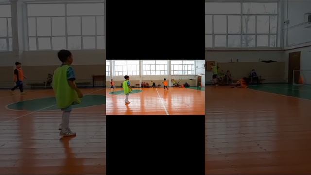 Тренировочный день Саяна, 7 лет #uefa #футболдети #футболуральск смотреть онлайн