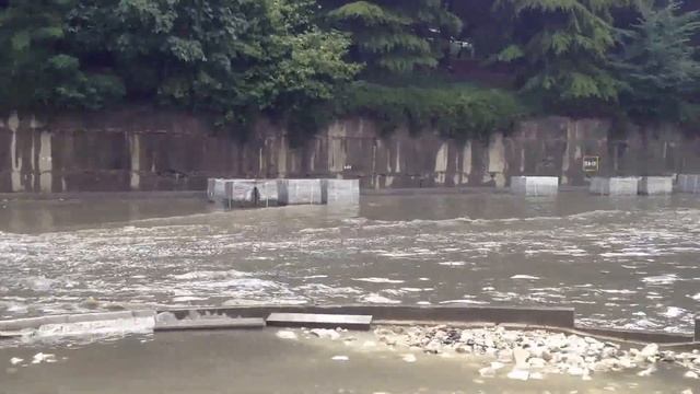 Сочи. "Река канализации" на ул. Пластункой смотреть онлайн