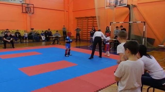 Кикбоксинг декабрь 2015  Вадим 7 л  1 бой