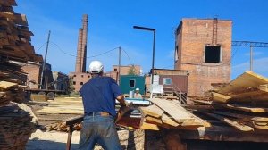 РАБОТА НА КРОМКООБРЕЗНОМ СТАНКЕ - КРОМЛЕНИЕ НЕОБРЕЗНОЙ ДОСКИ - ВИДЕО С РАБОТЫ