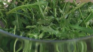 Салат из руколы с крутонами, горгонзолой и малиной