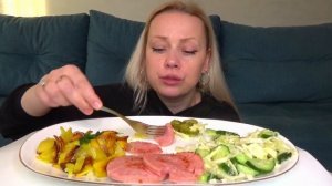 МУКБАНГ ЖАРЕНАЯ КАРТОШКА С КОЛБАСОЙ, ОГУРЦЫ,САЛАТ ИЗ КАПУСТЫ/Mukbang еда на камеру/Русский мукбанг/