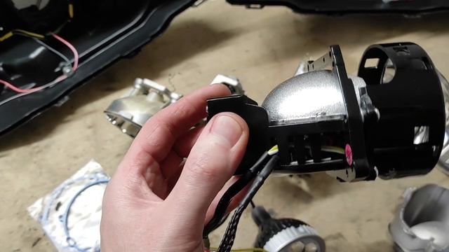 Как улучшить свет фар на Kia Sorento, тюнинг фар, установка светодиодных Bi Led линз и паучьи глаза смотреть онлайн