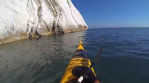 Luca in kayak costeggia da Numana alla Vela - 29.8.2015