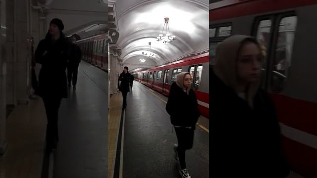 Красный поезд уезжает в метро, так как будто идет на взлет.