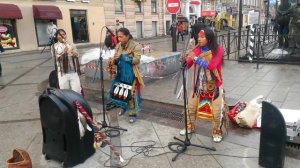 Индейцы из Эквадора поют в Питере на В.О.