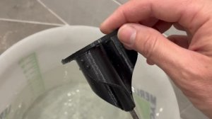 Тестирую насадки для шуруповёрта, замешивая обойный клей