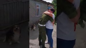 Долгожданная встреча мамы и старшего сына из армии!