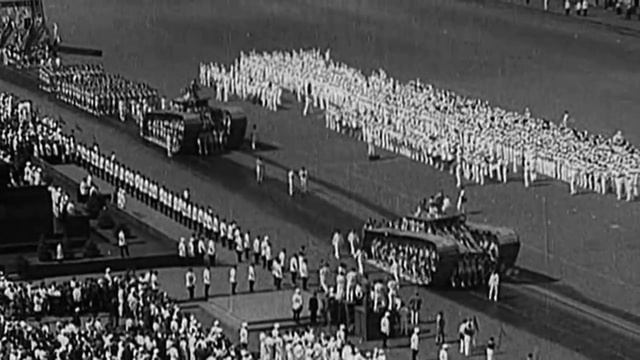 Сталин танцует на параде! смотреть онлайн