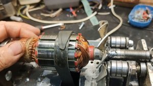 ? Восстанавливаю вал якоря под подшипник на самодельном станочке для шлифовки ламелей.