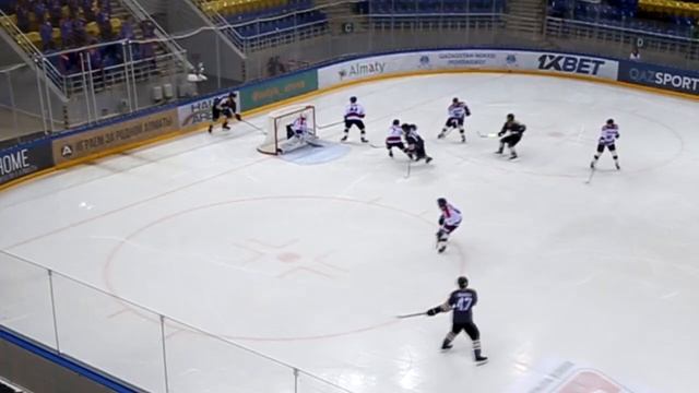 Вячеслав Ипатов забрасывает шайбу из-за ворот смотреть онлайн