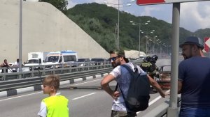 В Сочи Горит Автомобиль Каршеринга тушили 18 минут. И зачем Пожарный залез в горящий автомобиль.