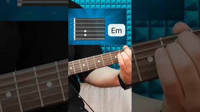 Аккорд "Ми минор" (или по-другому - аккорд "Еm"). Полное видео смотрите на нашем канале 🎸😉