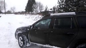 Дастер пробивает дорогу в снегу
