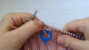 Пудровый свитер с открытыми плечами. МК 2