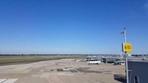 Обзорная площадка  аэропорта Дюссельдорф. Очень яркое солнце.