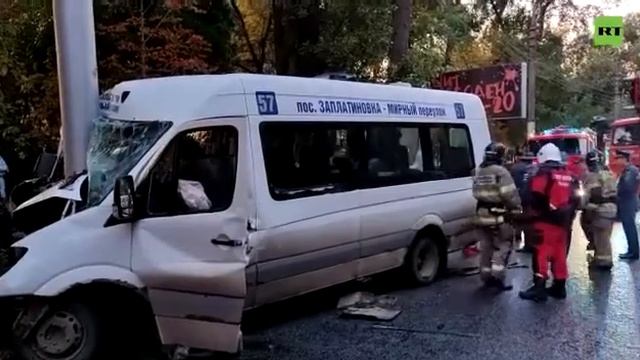 В Саратове маршрутка врезалась в фонарный столб смотреть онлайн